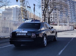 На пустых одесских улицах засняли дипломатический Rolls-Royce