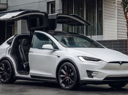 Подержанные автомобили Tesla лишили автопилота