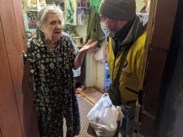 Одесские волонтеры собрали 5 тысяч пакетов с едой для пенсионеров