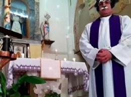 Итальянский священник нечаянно включил фильтры во время онлайн-службы