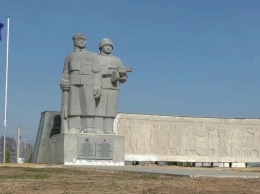 Поляк спас советский памятник от уничтожения, поместив его на свой участок