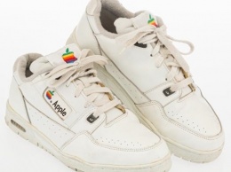 Старые кроссовки сотрудника Apple продали почти за $10 тысяч