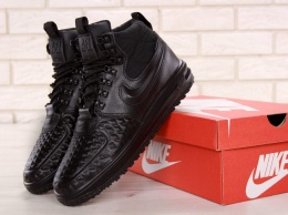 Кроссовки Nike в черном цвете: какие выбрать, с чем носить