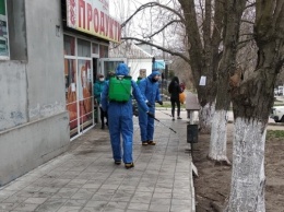 В Нововоронцовке спасатели провели дезинфекцию остановок и мест скопления людей