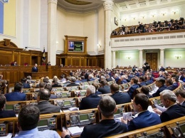 «Слуга народа» хочет провести внеочередное заседание Рады в зале, а не на улице