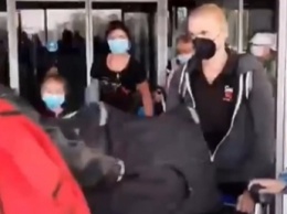 Прилетевшие из Вьетнама украинцы пытались вырваться из аэропорта. Видео
