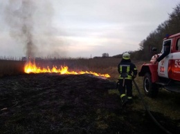 На Днепропетровщине участились случаи возгорания сухой травы и мусора