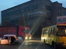 В Днепре автобус попал в ДТП: 4 пострадавших