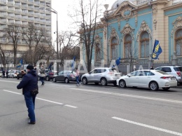 Нацкорпус на автомобилях приехал под Раду, требуя отправить депутатов на карантин и отказаться от законов о продаже земли