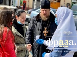 В Одессе на "Привозе" сестры милосердия раздали маски, антисептики и перчатки