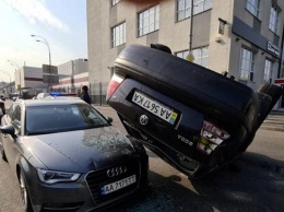 В Киеве Volkswagen перевернулся на крышу и упал на Audi (фото)