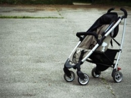 В Запорожье мать оставила коляску с ребенком посреди проезжей части: реакция соцсетей (ВИДЕО)