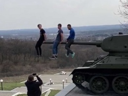 На высоте Конева подростки использовали ствол танка вместо турника (видео)