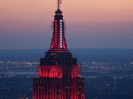 Empire State Building подсветили в честь медиков, борющихся с коронавирусом