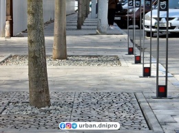 В Днепре на Троицкой площади установили антипарковочные столбики