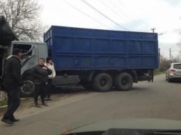 Промахнулся: в Таромском грузовик въехал в чужой гараж