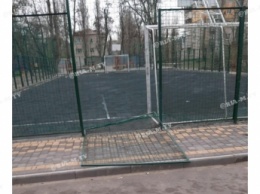 В Мелитополе вандалы изуродовали спортивное поле (фото)