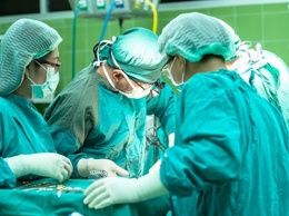 В Днепре врачи больницы Мечникова больше 6 часов оперировали женщину с крупной опухолью мозга