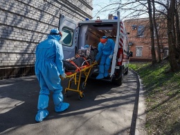 В Украине умерла медсестра с коронавирусом: проститься пришла сотня людей, целовали ее в лоб