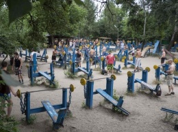 В Киеве на Гидропарке напали на журналистов ZIK: копы уже задержали преступника (видео)