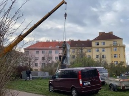 В Праге снесли памятник маршалу Коневу