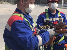 В Керчи женщина пыталась помешать электромонтерам устранить аварию из-за коронавируса