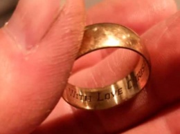 Пролежавшее в земле 20 лет обручальное кольцо вернулось к владельцам