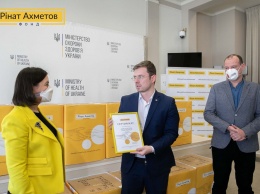 Фонд Рината Ахметова передал МОЗ 300 тысяч экспресс-тестов