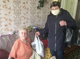 Одинокие пожилые люди в Славянске получили продуктовые наборы