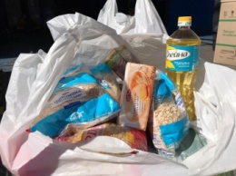 В Мелитополе старикам раздают восьмикилограммовые пакеты с продуктами АТБ (видео, фото)