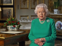 Королева Елизавета II обратилась к британцам с посланием из-за коронавируса (видео)