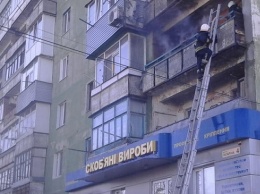 Тоска по лесу: любители шашлыков, в Павлограде, устанавливают мангалы у себя на балконах и тихо горят