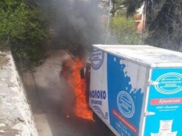 В Ялте сгорел грузовик с молочкой (ВИДЕО)