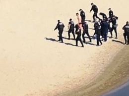 В плавках и без маски: на Гидропарке группа полицейских ловила плавца-нарушителя