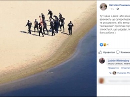 "Горящие туры по 17000 гривен". В соцсетях обсуждают фото пловца из Гидропарка, которого окружил десяток полицейских