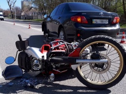 В Днепре столкнулись Toyota и мотоцикл: пострадавшие просят о помощи
