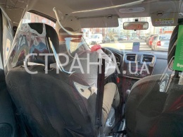 По Украине поехали "изолированные" такси Bolt. Между водителем и пассажиром установлена перегородка. Фото