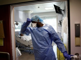 Франция сообщает о рекордных потерях из-за коронавируса - за сутки погибло 833 человека