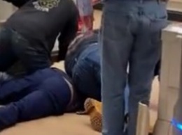 Кашлял и плевал: покупатели расправились с нарушителем карантина в магазине. Видео