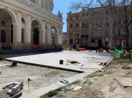 Рабочие принялись укладывать новую плитку возле Одесского оперного театра