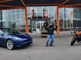 Электро Harley дважды «побил» Tesla Model 3 (видео)
