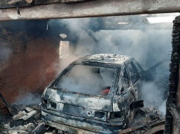В Запорожье сгорел гараж с авто: хозяина увезли в больницу на скорой помощи. Фото