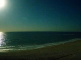 Впечатляющее зрелище: как выглядело суперлуние на берегу Азовского моря (видео)