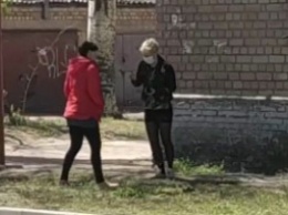 Главное, что в масках - в Мелитополе две девушки рыли землю в поисках наркотиков (видео)