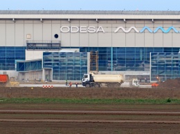 На новом перронном комплексе одесского аэропорта завершается укладка основного слоя бетона
