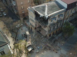 Появилось видео обрушения старинного дома в Одессе