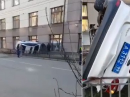 Видео: автомобиль ДПС перевернулся из-за кошки в Москве