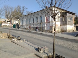В Мелитополе на старой улице высадили новые деревья