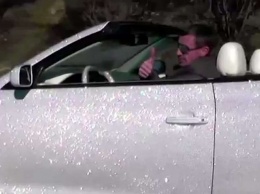 Мужчина покрыл машину сотнями тысяч страз (видео)