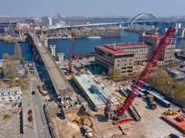 В Киеве демонтируют аварийный вантовый мост на Подоле